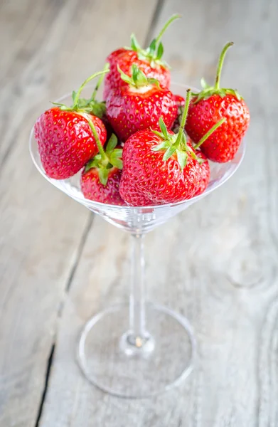 Świeże truskawki w martini szkła — Zdjęcie stockowe
