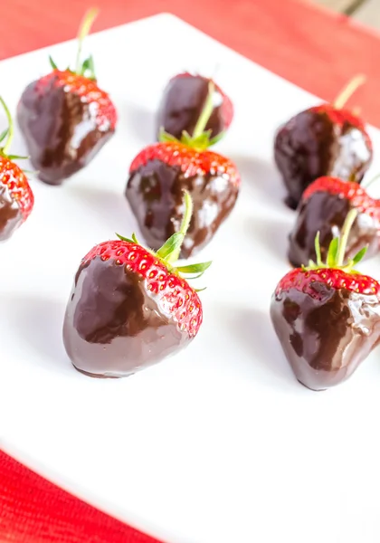 Verse aardbeien bedekt met donkere chocolade — Stockfoto
