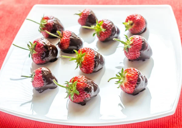 Verse aardbeien bedekt met donkere chocolade — Stockfoto