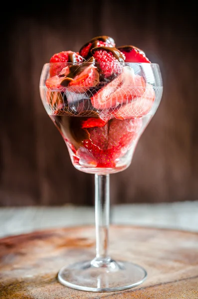 Frische Erdbeeren unter Schokoladenbelag im Glas — Stockfoto