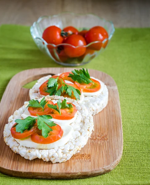 Сэндвичи без глютена с моцареллой и помидорами — стоковое фото