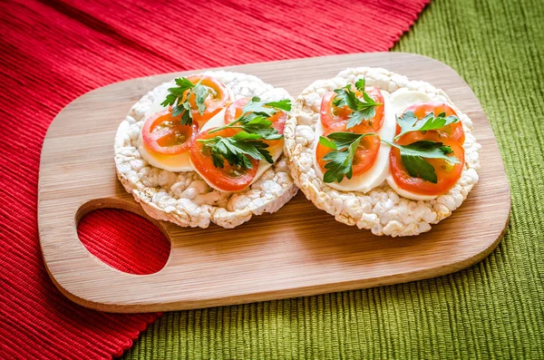 Glutenfria smörgåsar med mozzarella och tomater — Stockfoto
