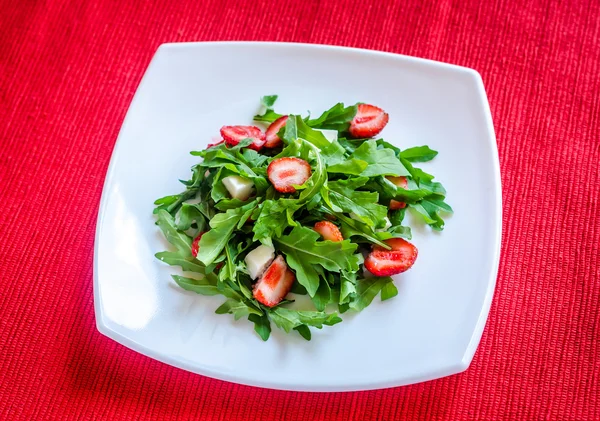 Raket salade met verse aardbeien en mozzarella — Stockfoto