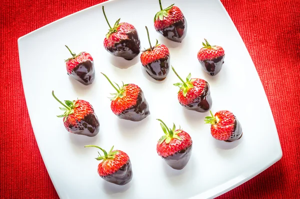 Verse aardbeien bedekt met donkere chocolade — Stockfoto