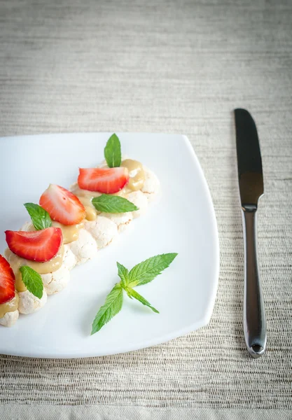Meringue cake with cream and fresh strawberries — Stock Photo, Image