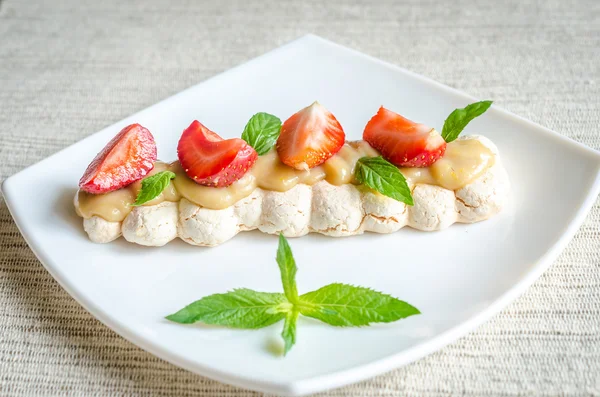 Meringue kage med fløde og friske jordbær - Stock-foto