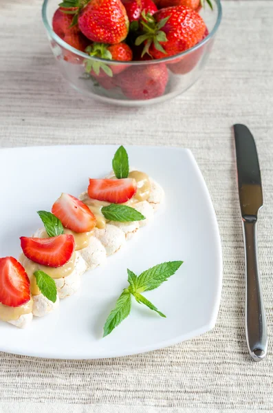 Baiser-Kuchen mit Sahne und frischen Erdbeeren — Stockfoto