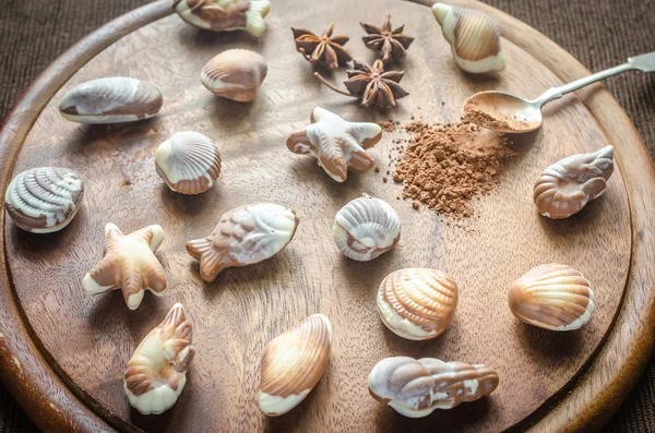 Doces de chocolate de luxo na forma de frutos do mar — Fotografia de Stock