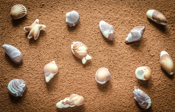 Doces de chocolate de luxo na forma de frutos do mar — Fotografia de Stock