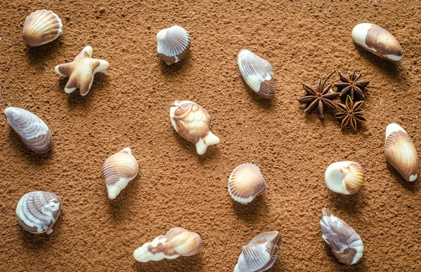 Doces de chocolate de luxo na forma de frutos do mar — Fotografia de Stock
