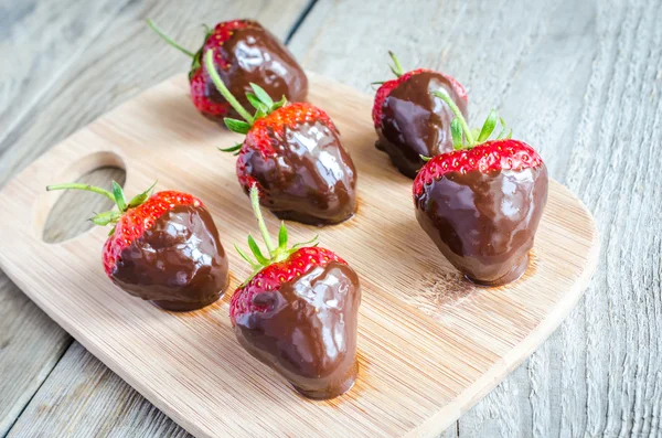 Färska jordgubbar täckt med mörk choklad — Stockfoto