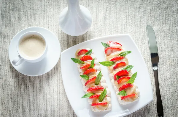 Gâteau meringue à la crème et fraises fraîches — Photo