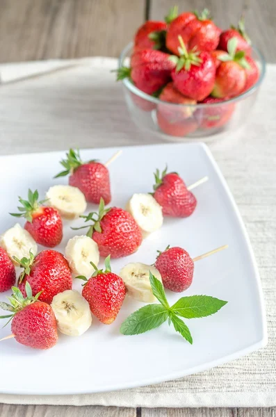 Frische Erdbeer- und Bananenspieße — Stockfoto
