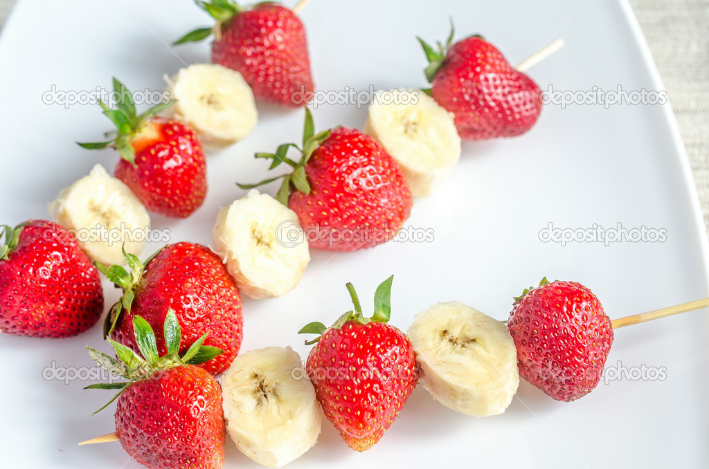 Resultat d'imatges de brocheta de platano y fresas