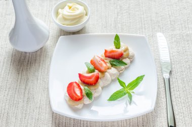 kremalı kek krem ve taze çilek ile