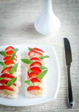 kremalı kek krem ve taze çilek ile