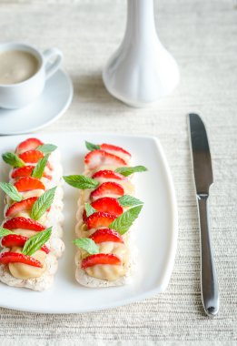 kremalı kek krem ve taze çilek ile