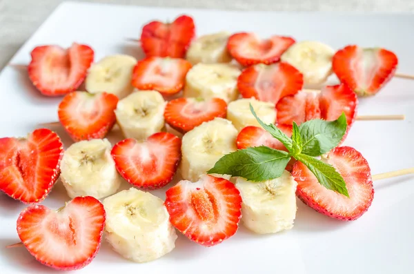 Verse aardbeien en banaan spiesjes — Stockfoto