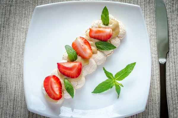 Meringue cake with cream and fresh strawberries — Stock Photo, Image