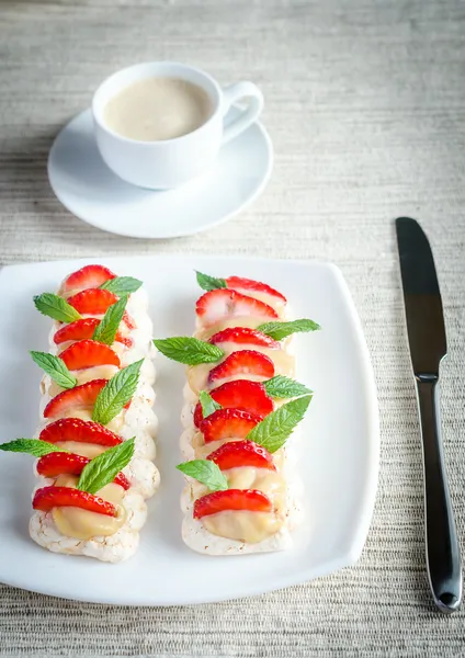 Gâteau meringue à la crème et fraises fraîches — Photo