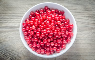 ahşap masa üzerinde taze somun ile kase