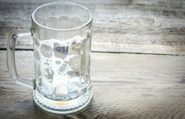 Boş bira kupası.