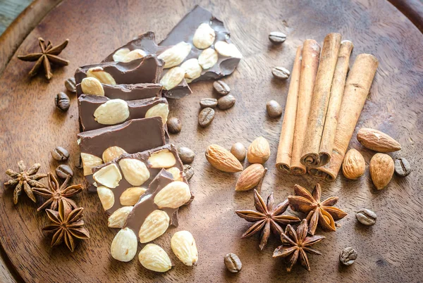 Chocolate pieces with spice, cinnamon and anise — Stock Photo, Image