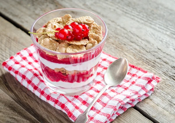 Wholegrain muesli with berry sauce and yogurt — Stock Photo, Image