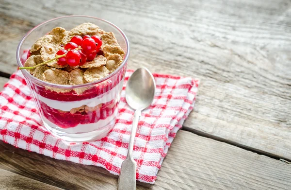 Vollkornmüsli mit Beerensauce und Joghurt — Stockfoto