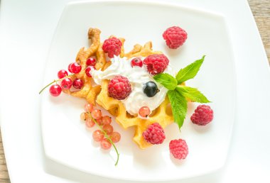 çırpılmış krema ve taze çilek ile Belçika waffle