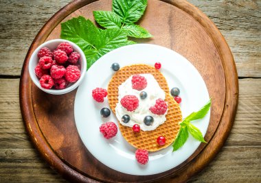 çırpılmış krema ve taze çilek ile Belçika waffle
