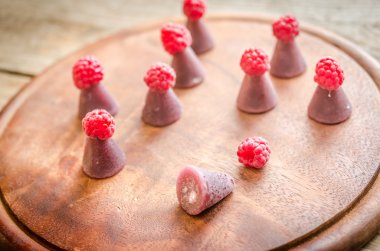 Cuberdons ile ahşap tahta üzerinde taze frambuaz