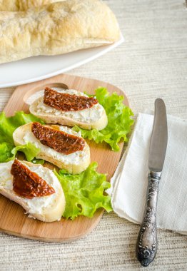 ciabatta sandviç süzme peynir ve kurutulmuş domates ile