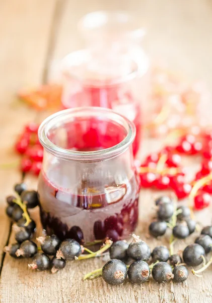 Mermelada de grosella con bayas frescas — Foto de Stock