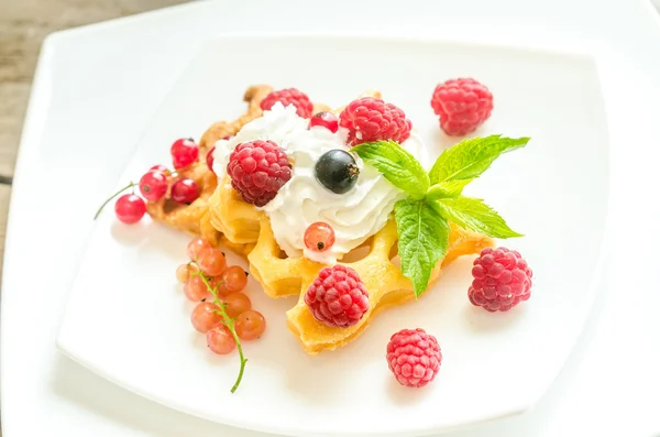 Бельгийские вафли со взбитыми сливками и свежими ягодами — стоковое фото