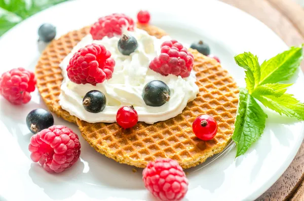 Belgian waffles with whipped cream and fresh berries — Stock Photo, Image