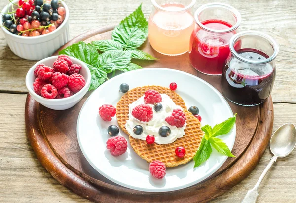 Belgian waffles with whipped cream and fresh berries — Stock Photo, Image