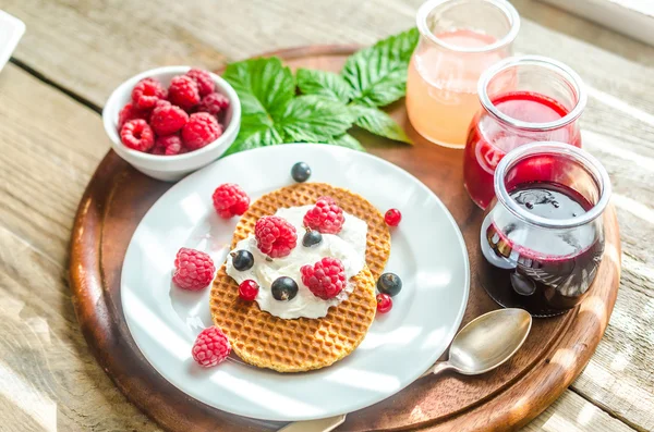 Belgische Waffeln mit Schlagsahne und frischen Beeren — Stockfoto