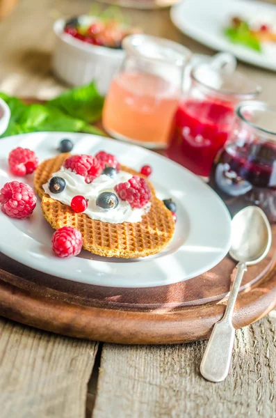 Belgické wafle s šlehanou smetanou a čerstvými plody — Stock fotografie