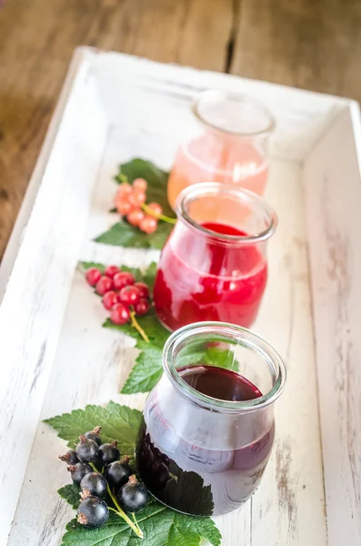 Currant jam with fresh berries on the wooden tray — Stock Photo, Image