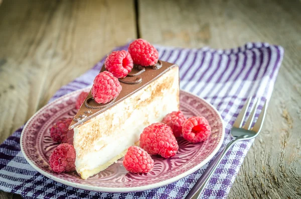 Torta al cioccolato decorata con lamponi freschi — Foto Stock