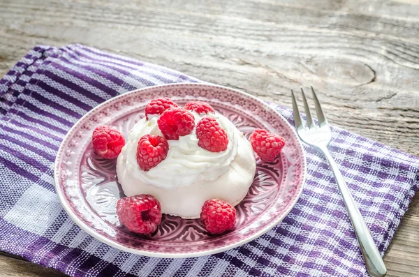 Merengue com framboesas frescas — Fotografia de Stock