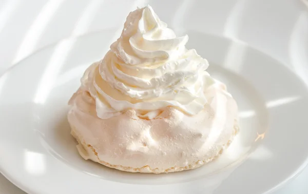 Pastel de merengue con crema batida —  Fotos de Stock