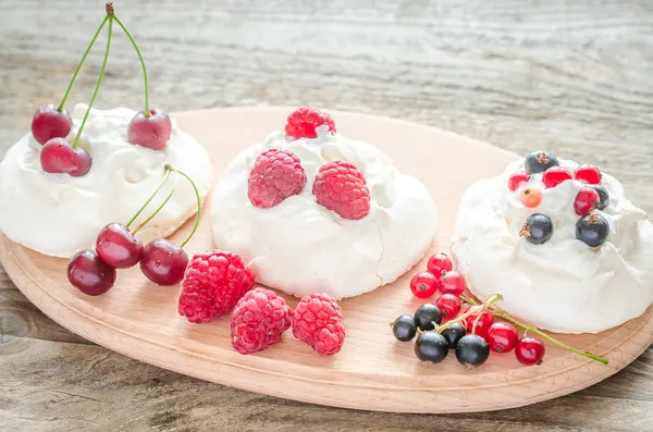 Meringue gebak met verse bessen — Stockfoto