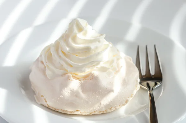 Torta di meringa con panna montata — Foto Stock