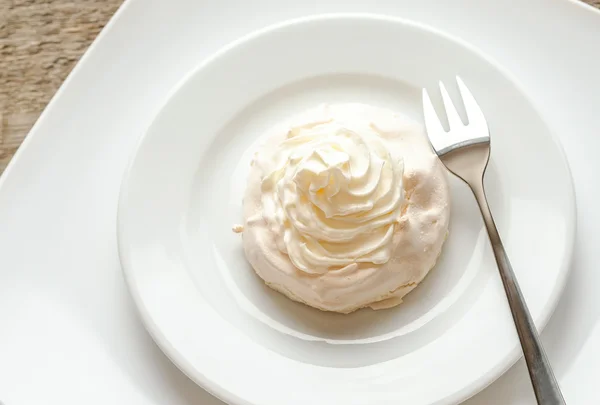Pastel de merengue con crema batida — Foto de Stock