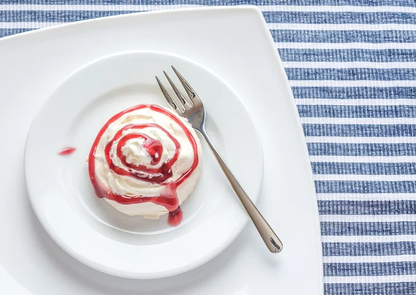 Meringue cake with whipped cream and berry topping — Stock Photo, Image