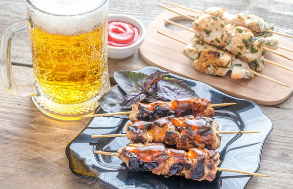 Grilled chicken skewers with herbs and spicy sauce — Stock Photo, Image
