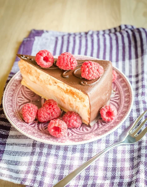 Bolo de chocolate decorado com framboesas frescas — Fotografia de Stock