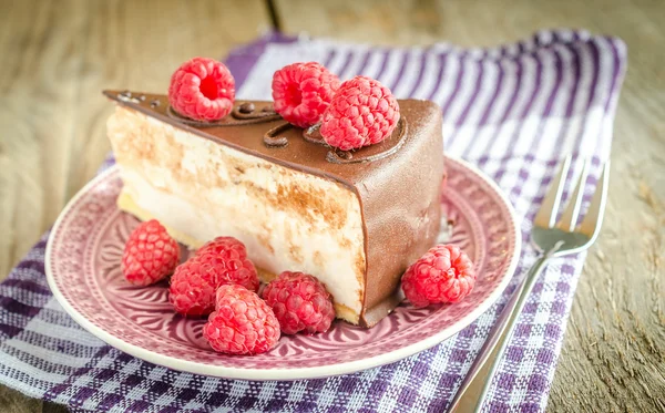 Pastel de chocolate decorado con frambuesas frescas — Foto de Stock
